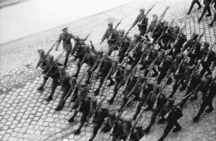Deva: Rumänische Soldaten marschieren, von oben gesehen