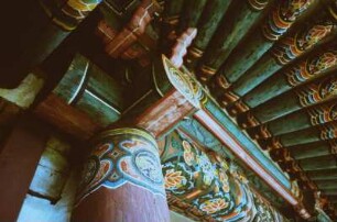 Bemalte Deckenbalken vermutlich in einem buddhistischen Tempel