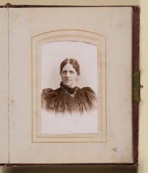 Albumseite mit Damenporträt : Familienalbum in lutherischer Familientradition. Ledereinband, goldgeprägt mit Metall-Leder-Schließe, Goldschnitt; 14,5 x 11,5 x 3 cm (um 1890/1900): Dresden: SLUB/DF 2017.A.351
