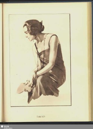 [sitzende Dame mit Halskette]