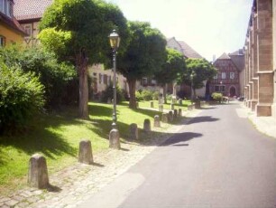 Stadtkirche - Kirchhof im Süden nach Westen in Übersicht mit angrenzenden Gebäuden