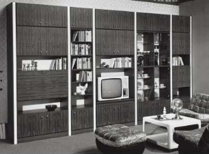 Anbauwand "Favorit" : Wohnzimmermöbel. Anbauwand "Favorit" (1976; VEB Möbelkombinat Wi-We-Na) und Sitzgruppe