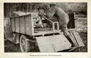 Soldat an einem französischen Maschinengewehr