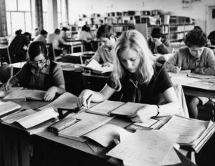 Dresden-Neustadt, Wigardstraße 17. Pädagogische Hochschule "Karl Friedrich Wilhelm Wander". Studenten im Lesesaal