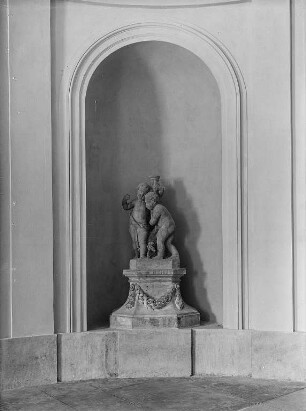 Kurländer Palais, Inneres, Puttengruppe in der Eingangshalle