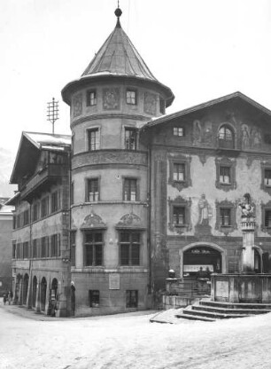 Berchtesgaden. Rathaus (wohl 19. Jahrhundert). Eckansicht mit Löwenbrunnen