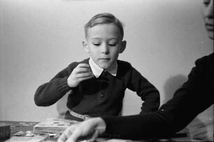 Bukarest: Wohnung Schmidt, Schmidt (Junior) beim Briefmarkenkleben