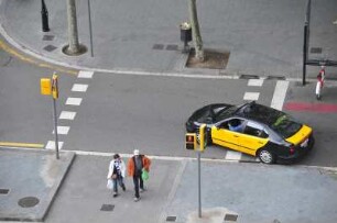 Barcelona - Taxi und Fußgänger : Fußgänger und Taxi an einem Überweg, aufgenommen am 15. April 2012 in Barcelona