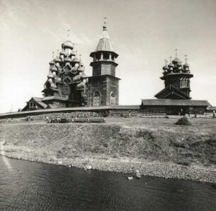Kischi im Onegasee (Karelien), Freilichtmuseum. Verklärungskirche, Glockenturm und Mariä-Schutz-Kirche von Westen