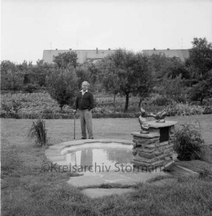 Kleingärtnerverein Fuhlenstegen e.V.: Person beim Wasserbecken mit Springbrunnen