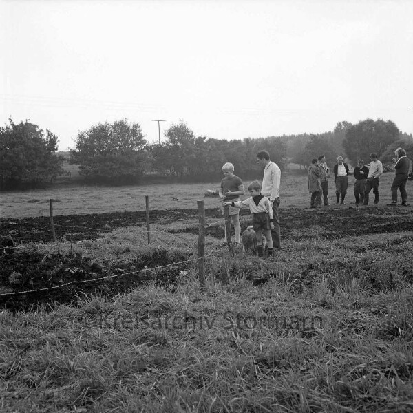 Tunneltal: Stellmoor: archäologische Ausgrabung des Prähistorikers Alfred Rust: "Opferteich" von Rentierjägern der späten Eiszeit: hinten rechts Fachleute in Diskussion: mit Realschullehrer und Archäologe Gernot Tromnau, Vertreter des Geologischen Landesamts Geologe Karl Picard und Geologe Burchard Menke, Geologe Hussein Homci: Besucher mit Kindern vor eingezäunter Fläche