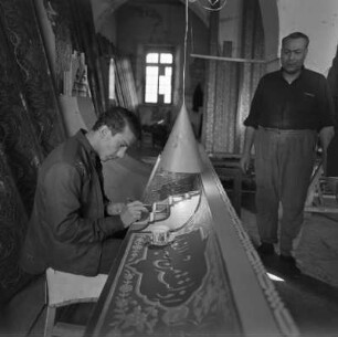 Mann bei der Bemalung eines Wandpanels für ein repräsentatives Zimmer (Syrisches Zimmer)