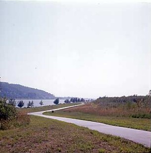 Hansjakob, Gottfried; Wien - Donau (AT); Donauinsel und Donaukraftwerk Freudenau - Donauinsel, Uferweg, Landschaftsaufnahme