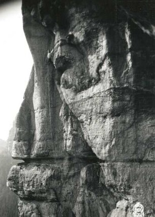 Sächsische Schweiz, Schrammsteine. Falkenstein. Seilschaft Paul Illmer am überhängenden Riß des Illmerweges (VIIc)