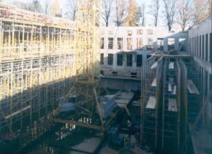 Baustelle Sächsische Landesbibliothek - Staats- und Universitätsbibliothek Dresden, Zentralbibliothek. Rohbau, Zentraler Lesesaal und Turmdrehkran (Teilansicht mit Kranfahrwerk) : Dresden-Räcknitz, Zellescher Weg 18. Baustelle Sächsische Landesbibliothek - Staats- und Universitätsbibliothek Dresden, Zentralbibliothek. Rohbau, Zentraler Lesesaal und Turmdrehkran (Teilansicht mit Kranfahrwerk)