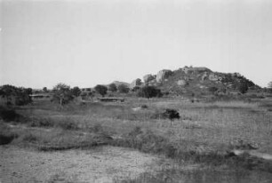 Einzelne Hütte : Einzelne Hütten vor einem Hügel nahe Dodoma; hinten rechts Granitinselberg.