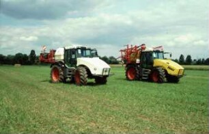 Fotografie: Pflanzenschutz, Feldspritze angebaut, Systemtraktor