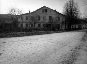 Bad Gottleuba-Berggießhübel-Hellendorf, wohl der Gasthof. Straßenansicht