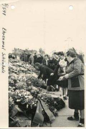 Feier zum "Tag der Befreiung" am Sowjetischen Ehrenmal in Pankow-Schönholz