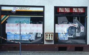 In Brandenburg/Havel, August 2002. Geschäft in der Innenstadt, mit Plakaten beklebtes Schaufenster.
