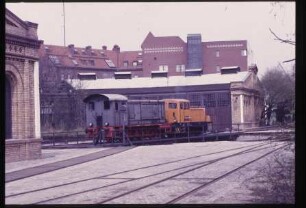 Lokomotive "RCT 36629" vor dem Lokschuppen