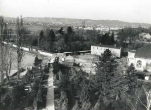 Dresden-Kaditz. Blick vom Turm der Emmaus-Kirche über Kirchhof, Emmaus-Friedhof und Kaditzer Friedhof