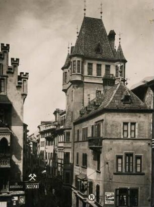 Bozen. Südtirol. italien. Blick auf die Museumsstraße und das 1913 im neogotischen Stil errichtete Torgglhaus mit seinem markanten Turm