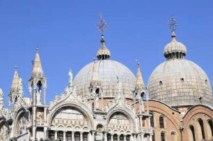 Markuskirche in Venedig : Die Kuppeln der Markuskirche. Aufgenommen am Karnevaldienstag, dem 21. Februar 2012, am Markusplatz in Venedig