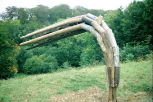 moderne Holzplastik im Park