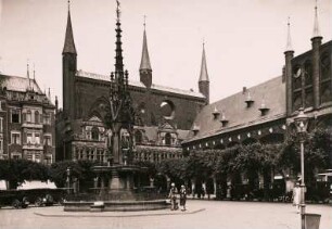 Lübeck. Rathaus (1308) mit dem Marktbrunnen im Vordergrund