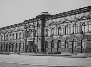 Dresden, Gemäldegalerie, Ansicht vom Theaterplatz aus