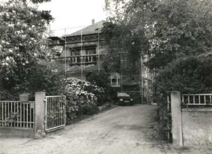 Dresden-Cossebaude, Karl-Liebknecht-Straße 27. Villa (um 1910). Straßenansicht mit Einfriedung