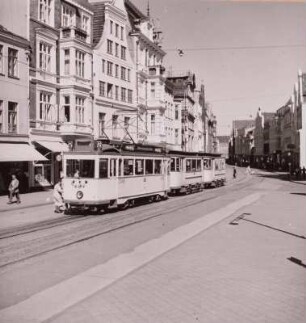 Kröpeliner Straße mit Straßenbahnzug der Linie 12. Blick nach Nordost : Rostock. Kröpeliner Straße mit Straßenbahnzug der Linie 12. Blick nach Nordost