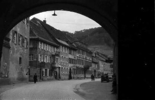 Wolfach: Straße durch Torbogen