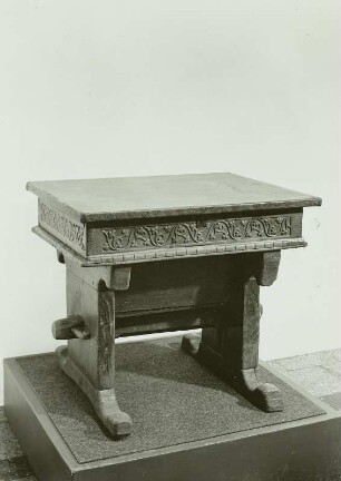 Kastentisch auf Wangengestell