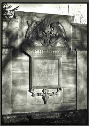Friedhof. Grabmal der Fam. Bried. 1926. Entwurf Arch. Müller, Neustadt a.d.W. R