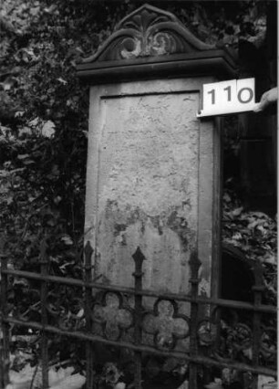 Grabstein 110 (Index: 100091011) Maße HxBxT: 136x53x16 cm: Grabstein 110