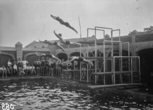St. George´s College : Im Schwimmbad beim Turmspringen