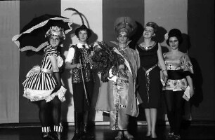 Freiburg: Stadthalle, Wahl der Miss Fasnet, fünf Siegerinnen