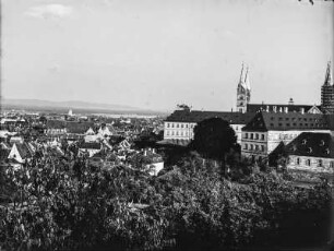 Burganlage : Burganlage über einer Stadt, vorn Bäume