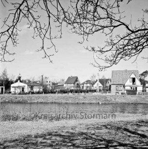 Siedlung Schäferdresch: vorne Timmenhorner Teich, dahinter Wohngebäude
