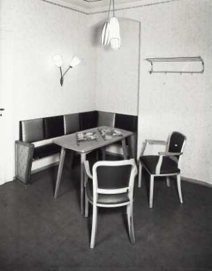 Sitzecke im Frisiersalon : Roßwein, Gartenstraße 4. Wohnhaus (um 1900/ Ladeneinbau um 1925) mit Frisiersalon der PGH Olympia (ehem. Frisiersalon Pinkert). Damensalon. Sitzecke im Frisiersalon