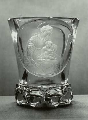 Becher mit Madonnendarstellung
