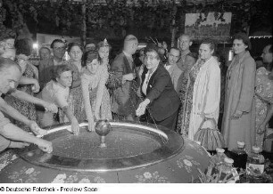 Besucher der Herbstmesse 1953 am bulgarischen Rosenwasserbrunnen