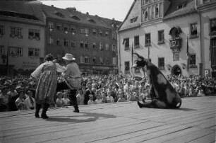 Meißen-Altstadt, Markt. Veranstaltung zum Jubiläum 250 Jahre Meißner Porzellan auf einer Freilichtbühne