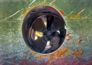 Sitas Werft. Arbeiter im Trockendock