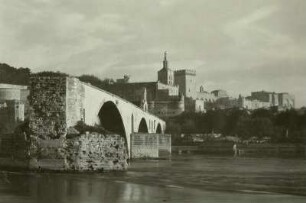 Frankreich, Avignon, Blick auf Pont Saint-Bénézet, Kathedrale und Paptpalast