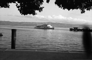 Langenargen: Blick auf See mit Schiff