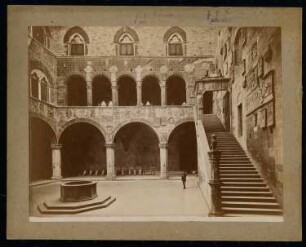 Palazzo del Podesta (Bargello), Florenz: Innenhof mit Treppe