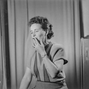 Mutti-Studien : Portrait einer rauchenden Frau (Mutter des Fotografen?)